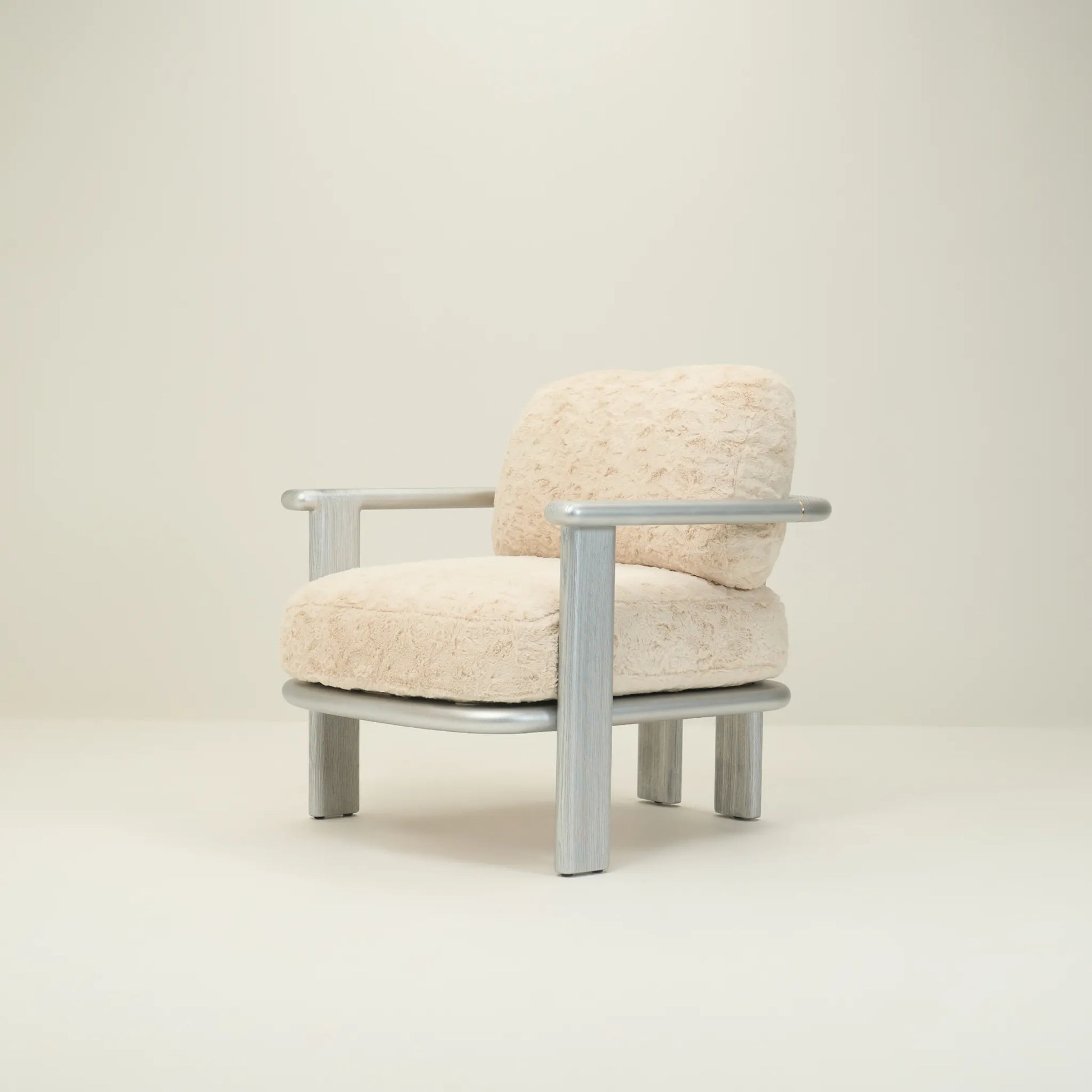 NANYUKI LOUNGE CHAIR