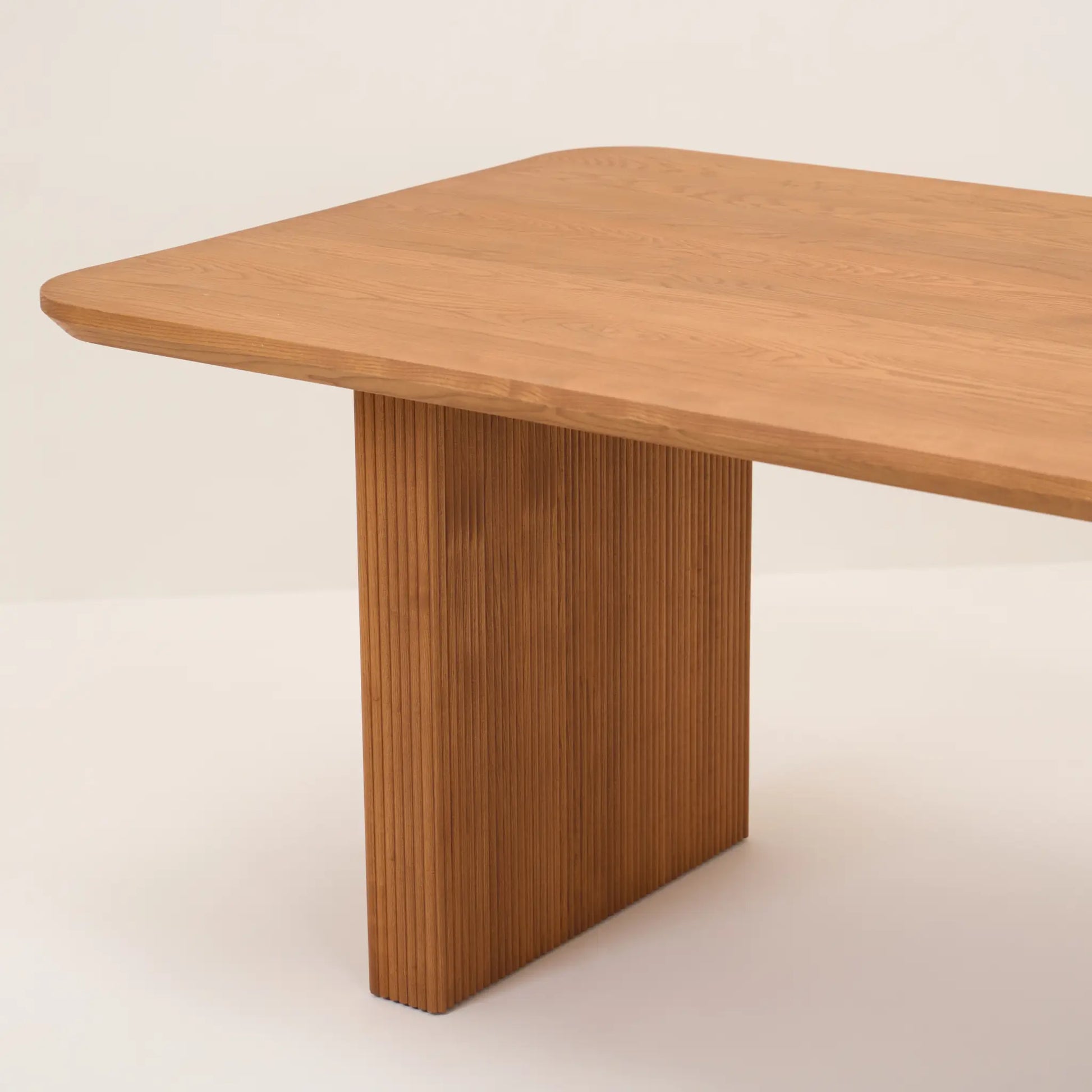 STARK DINING TABLE